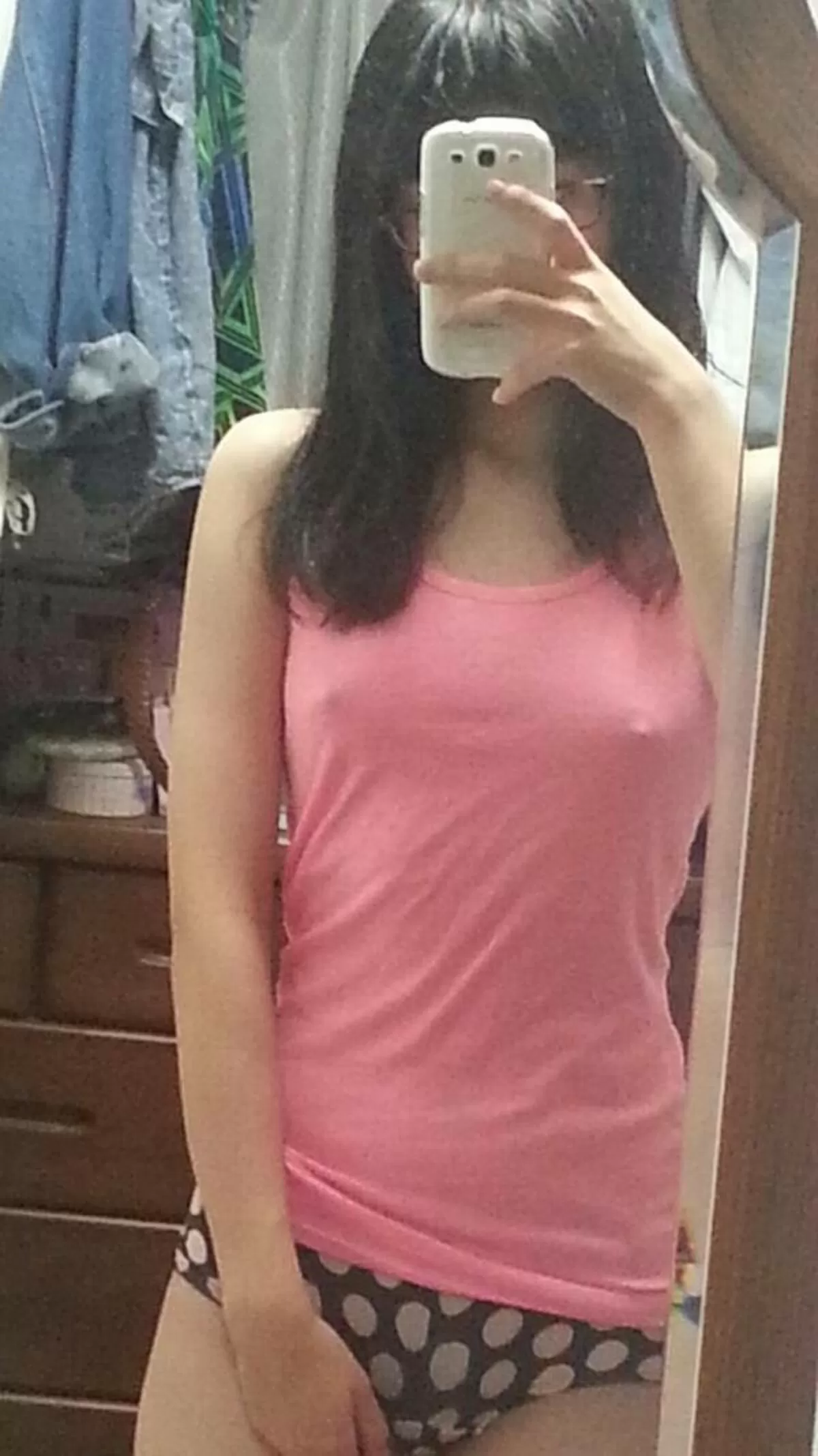 キャミソール越しのおっぱいエロ画像076