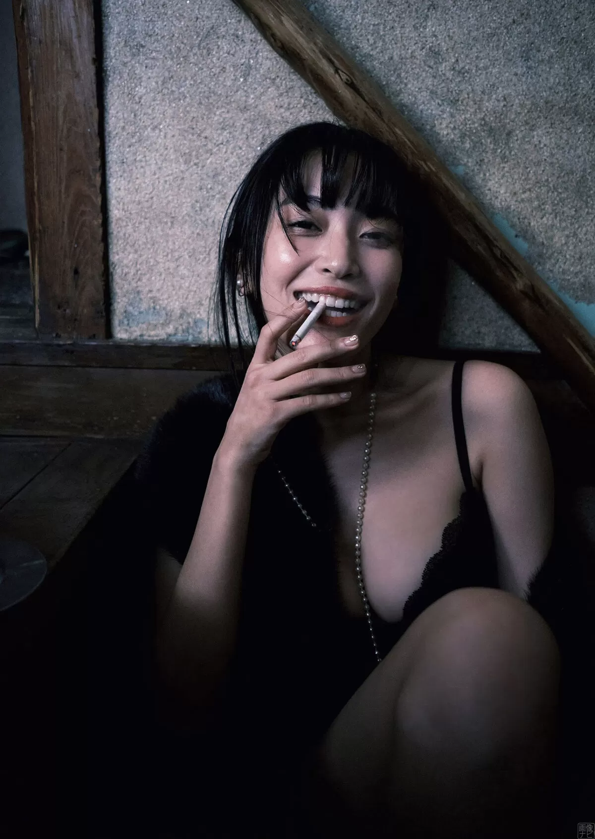 黒いブラジャーに包まれた巨乳エロ画像019