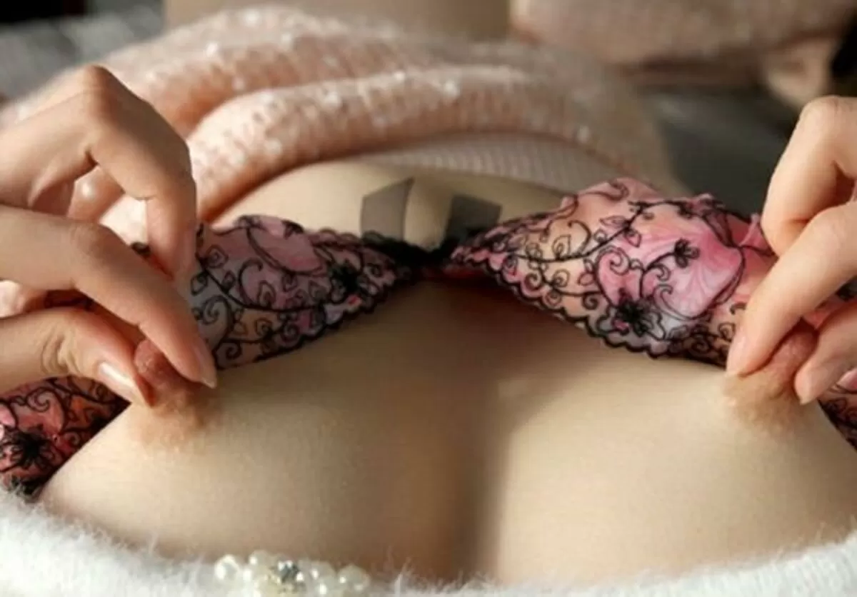 乳首つままれて引っ張られてるおっぱいエロ画像011