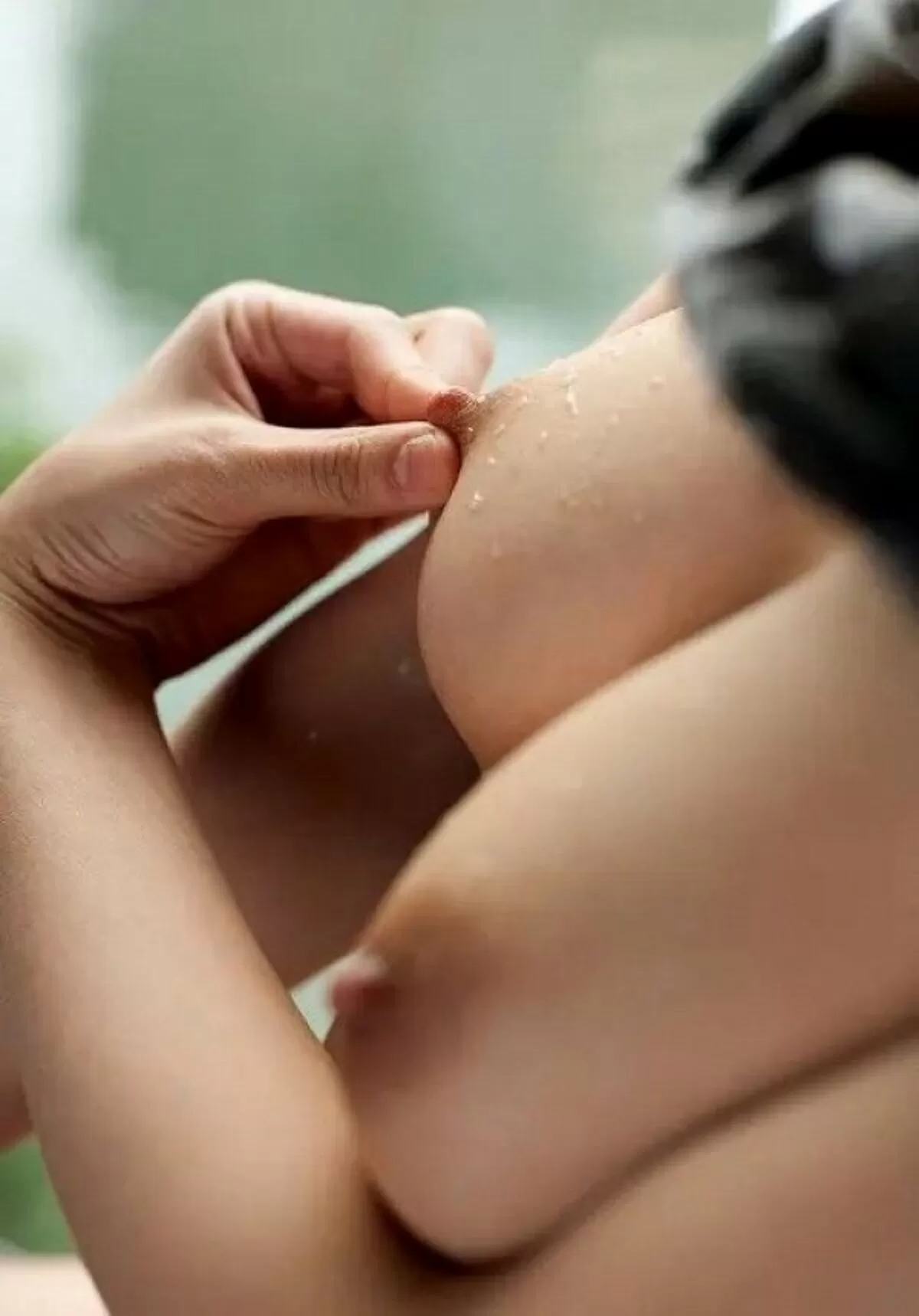 乳首つままれて引っ張られてるおっぱいエロ画像017