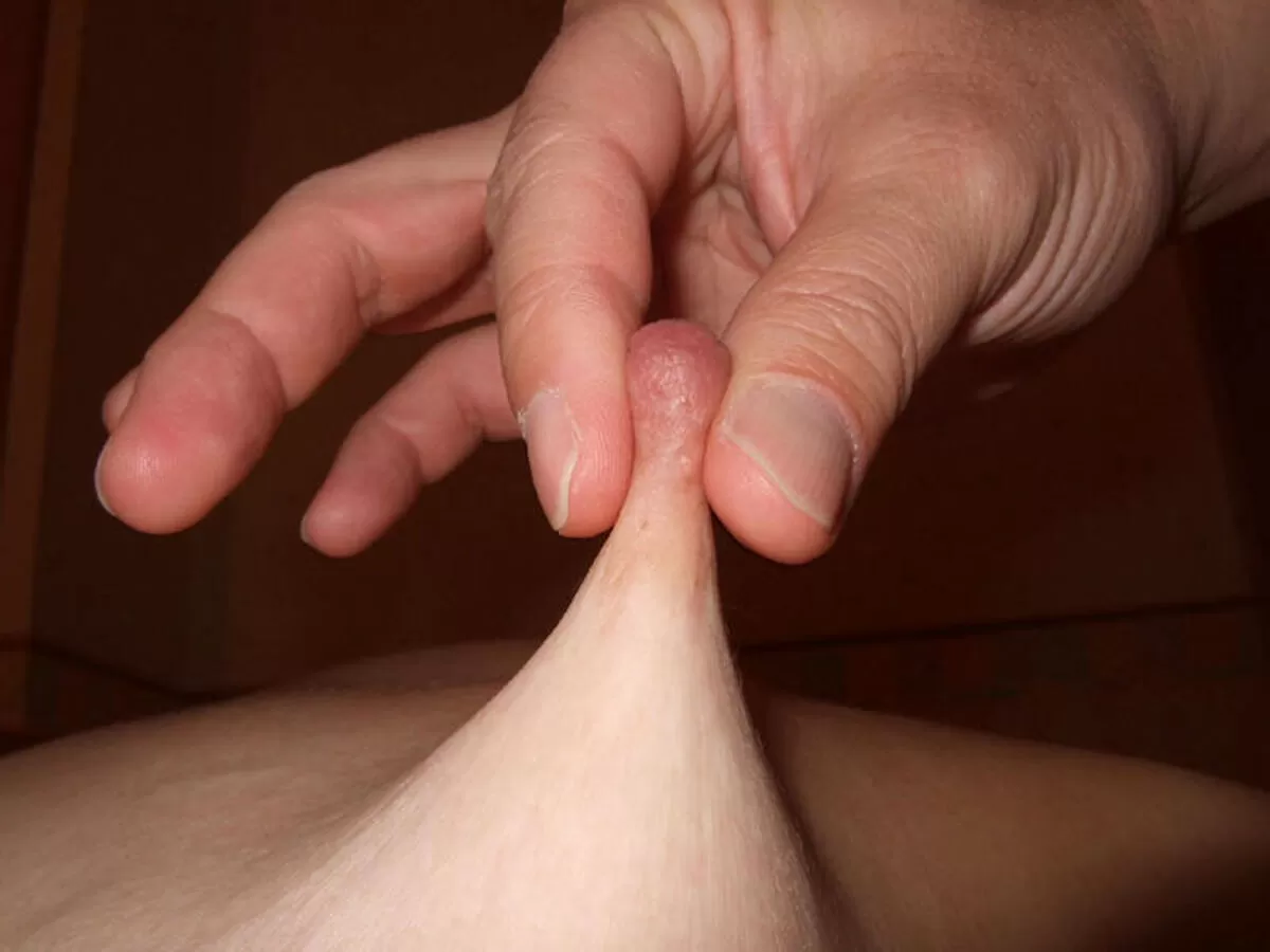 乳首つままれて引っ張られてるおっぱいエロ画像026