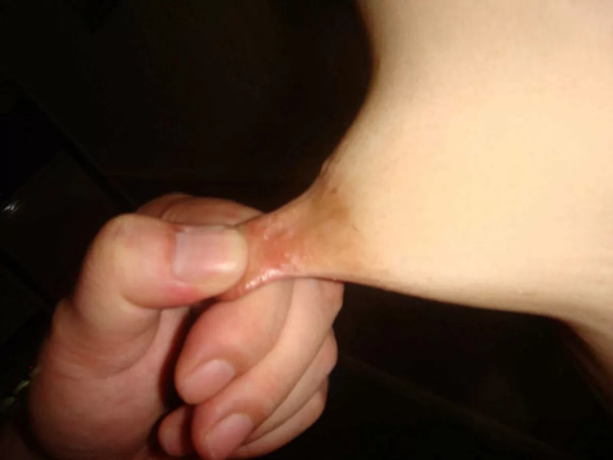 乳首つままれて引っ張られてるおっぱいエロ画像047