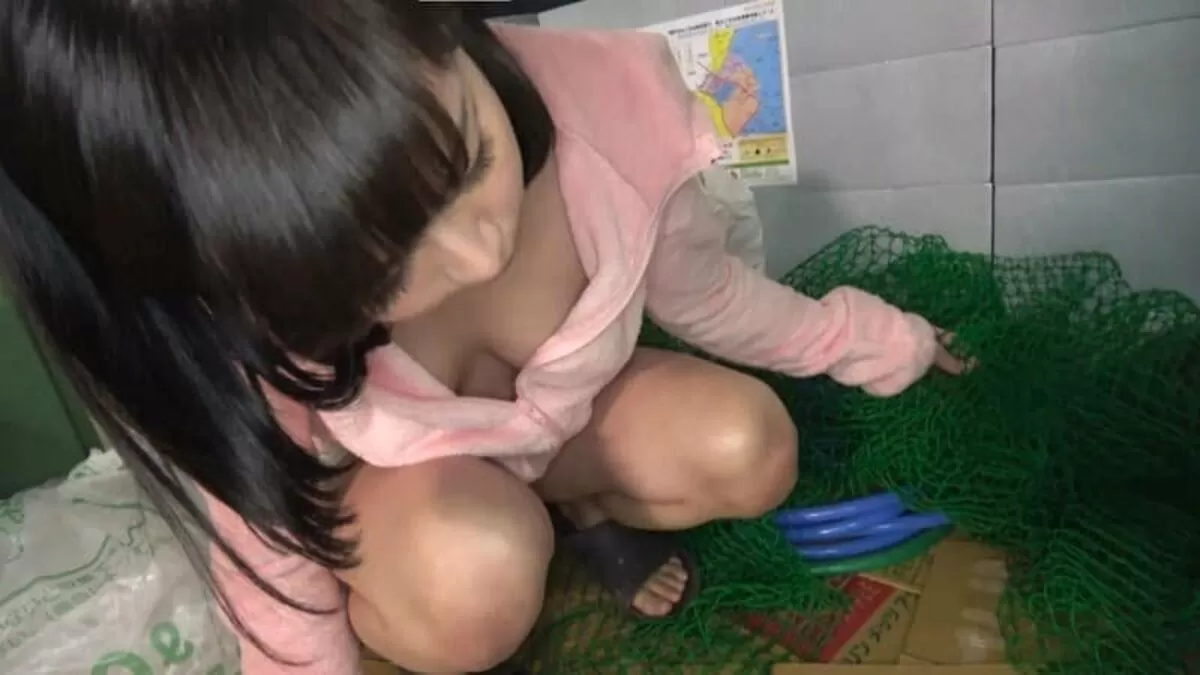 【盗撮 貧乳】ちっぱいを隠し撮り!スッカスカだから丸見えだよぉ001