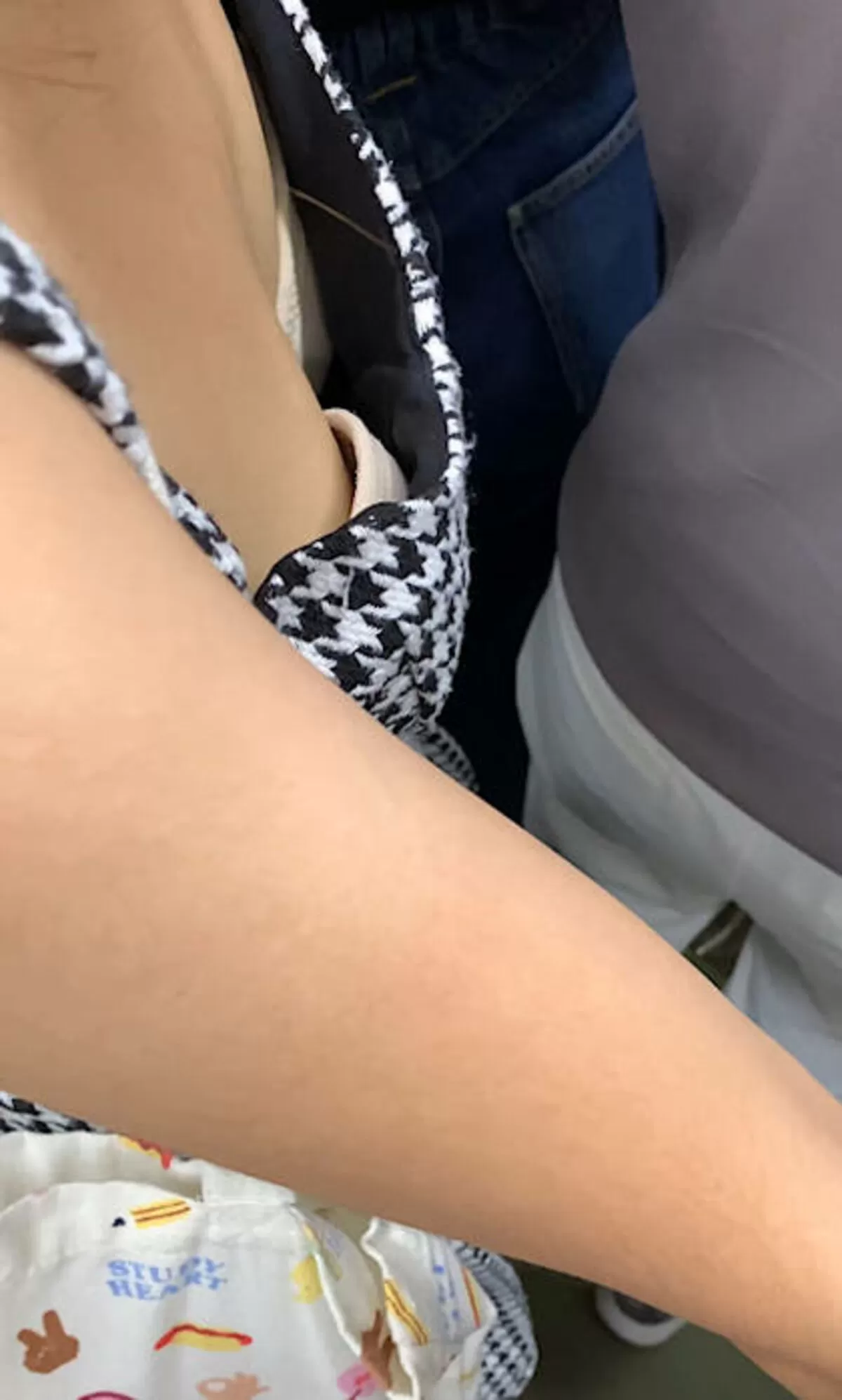 【盗撮 貧乳】ちっぱいを隠し撮り!スッカスカだから丸見えだよぉ017