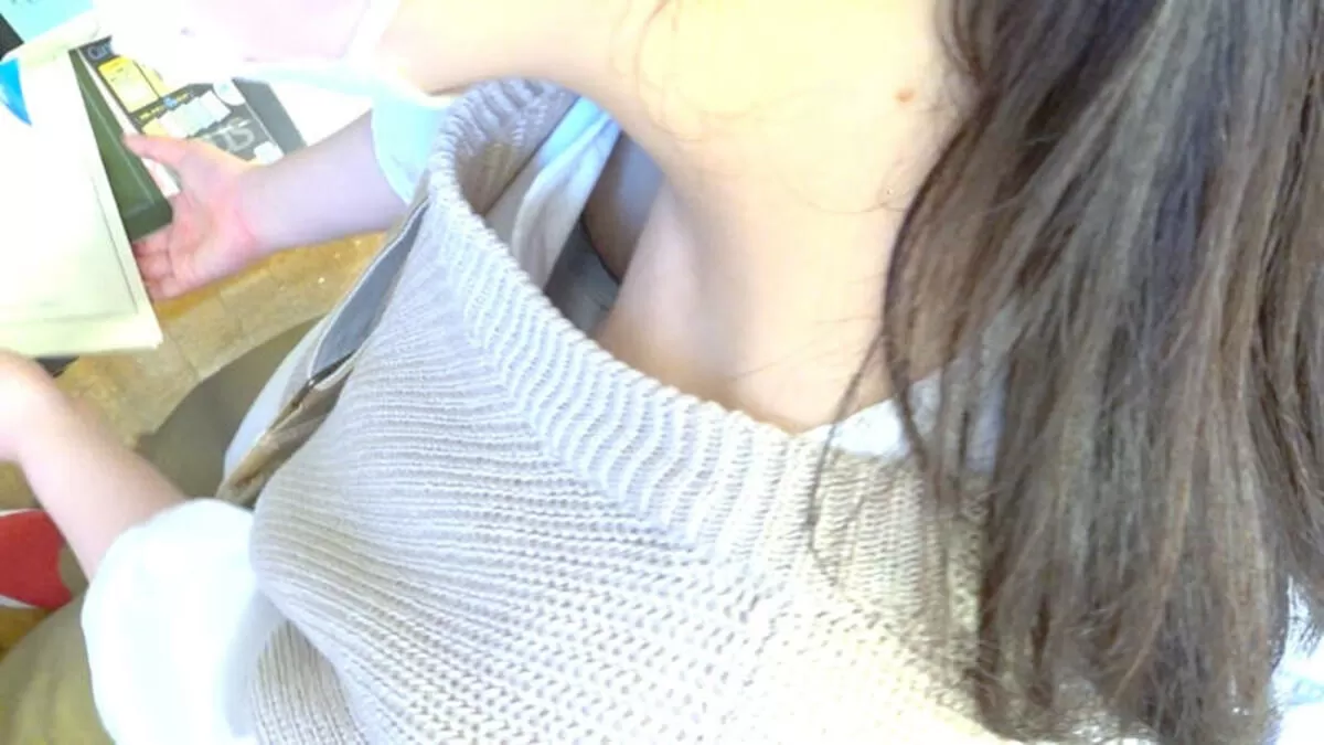 【盗撮 貧乳】ちっぱいを隠し撮り!スッカスカだから丸見えだよぉ040