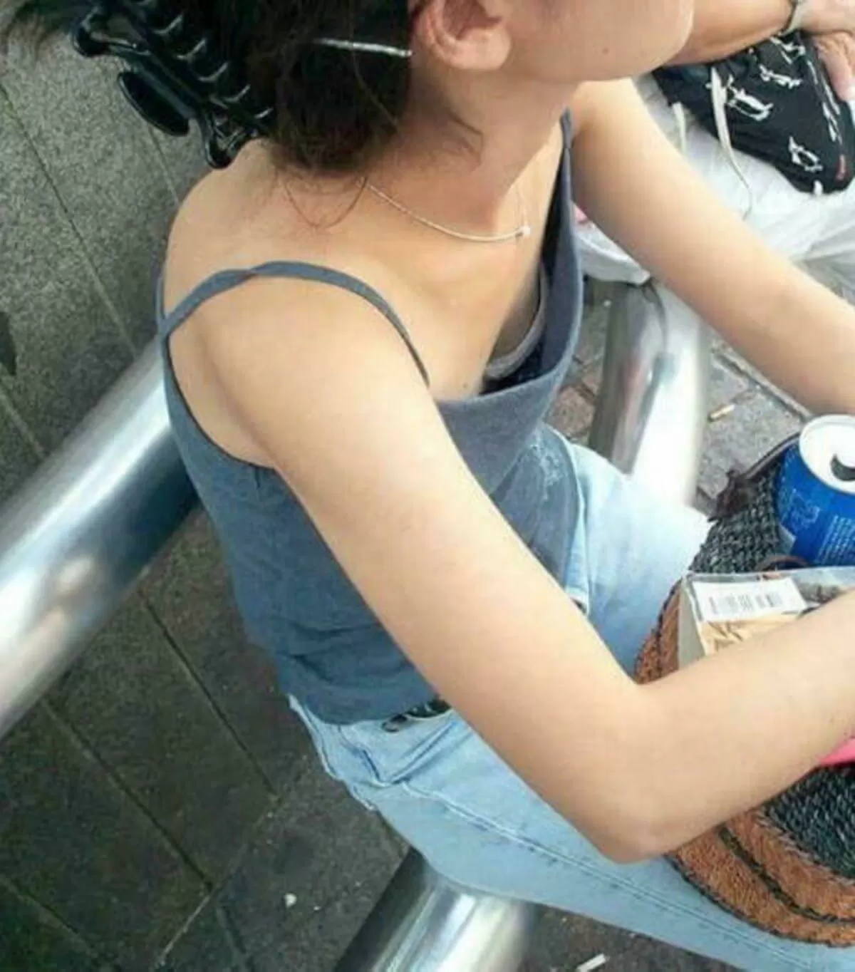 【盗撮 貧乳】ちっぱいを隠し撮り!スッカスカだから丸見えだよぉ076