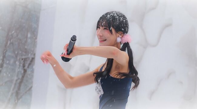 【画像+動画】地下アイドルがさっぽろ雪まつり会場でスクール水着を着て歌唱!001
