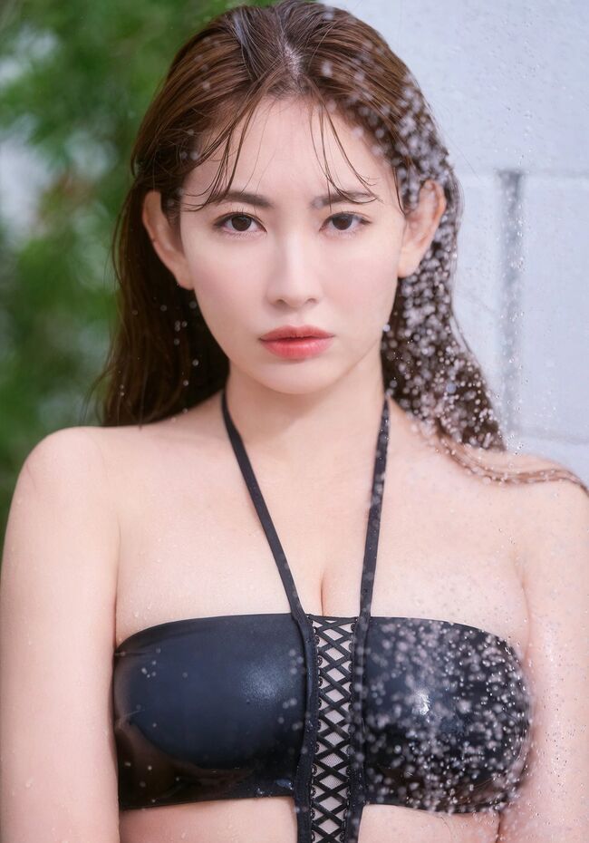 【画像】小嶋陽菜(37)が今なおエロい格好でグラビア撮影!001