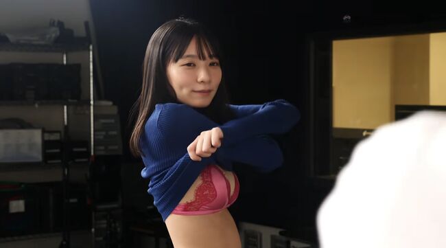 【画像】天気予報番組の撮影中、気象予報士・椿野ゆうこが服を脱ぎだす!004