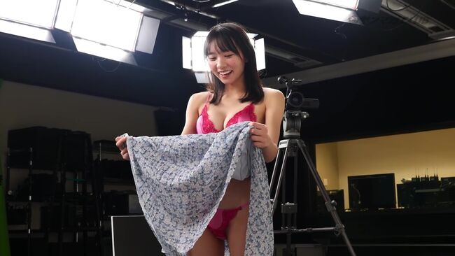 【画像】天気予報番組の撮影中、気象予報士・椿野ゆうこが服を脱ぎだす!010