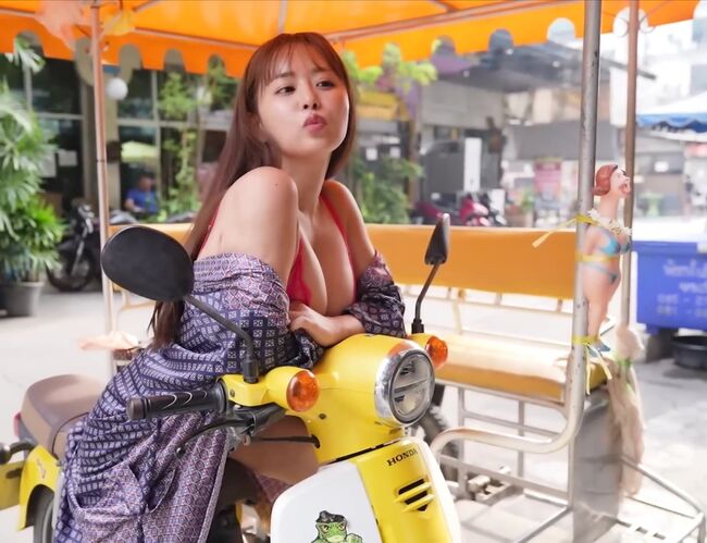 【画像】声優・井口裕香がベトナムの街をエロいブラジャー姿で歩く！003