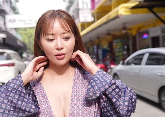 【画像】声優・井口裕香がベトナムの街をエロいブラジャー姿で歩く！005