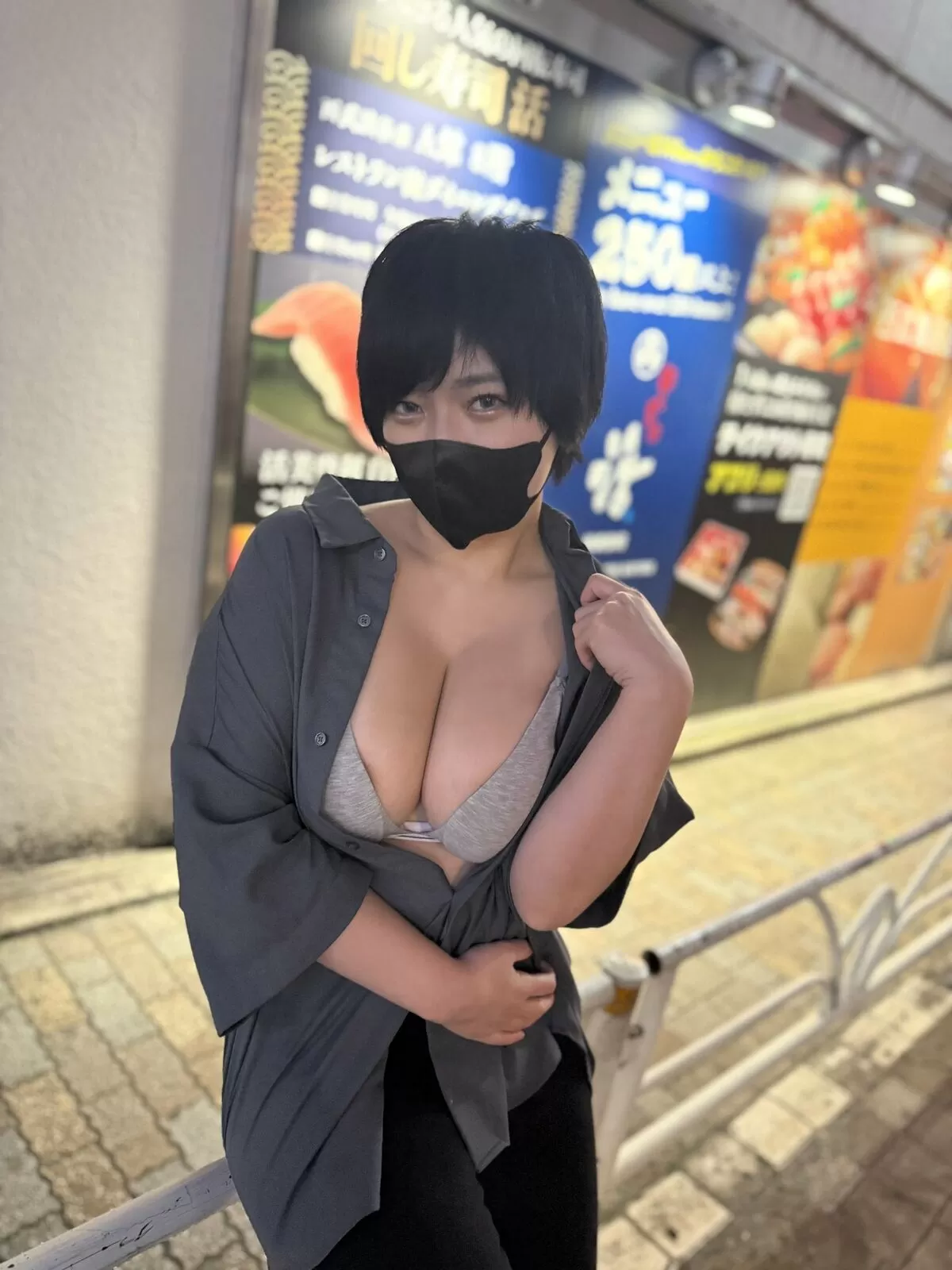 ショートカットなデカ乳女の子エロ画像021