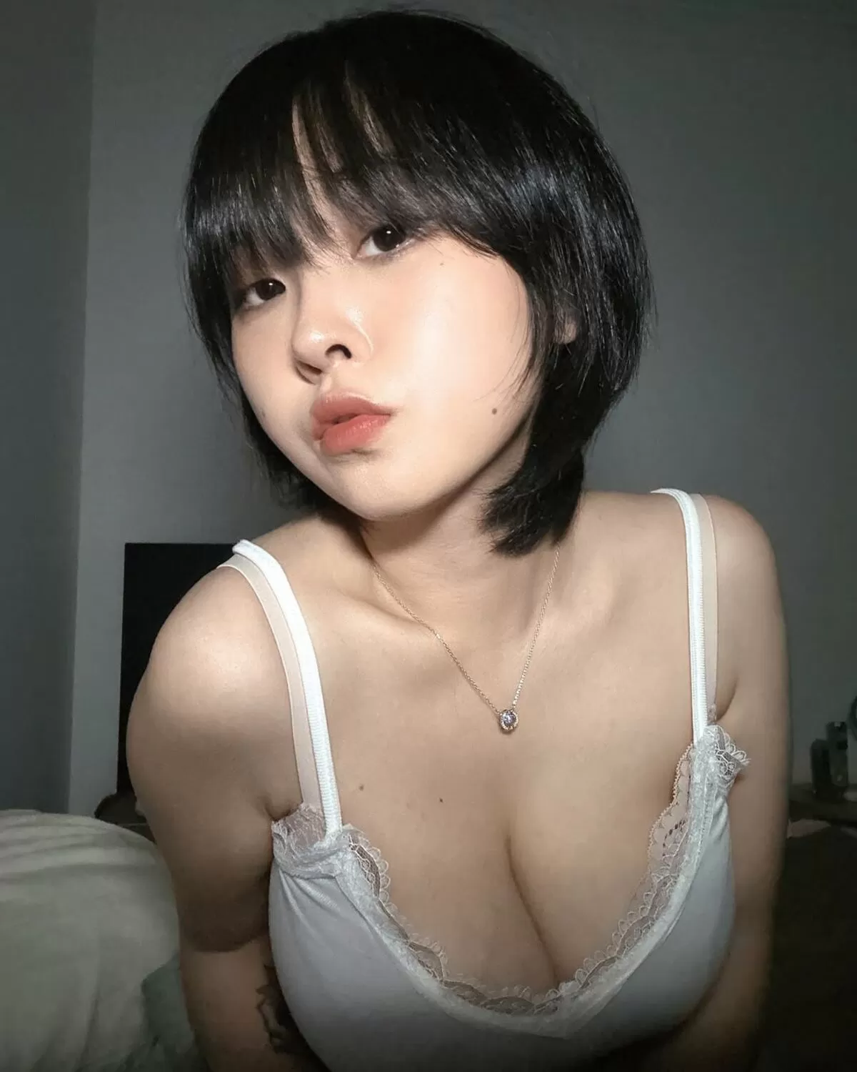 ショートカットなデカ乳女の子エロ画像023