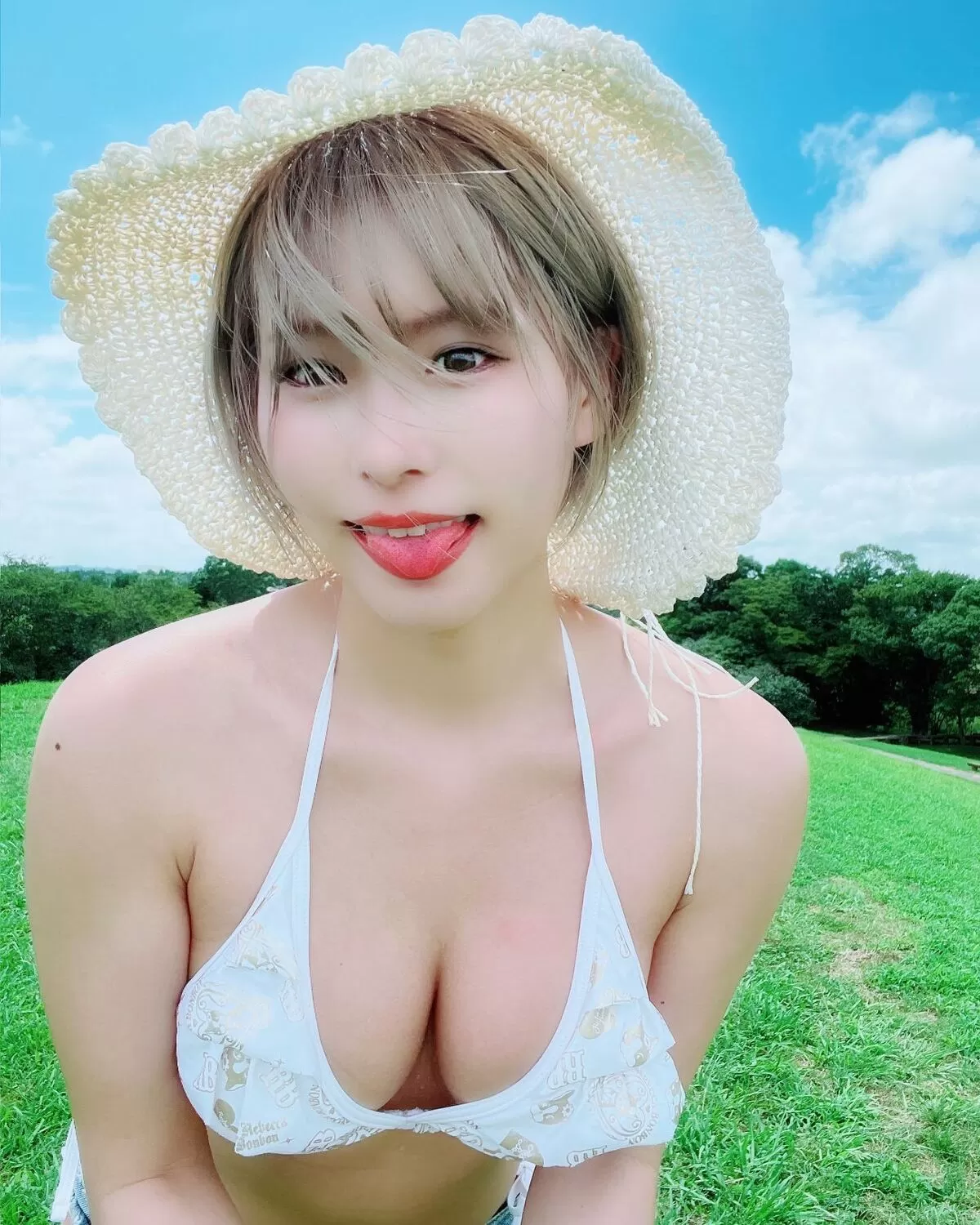 ショートカットなデカ乳女の子エロ画像038