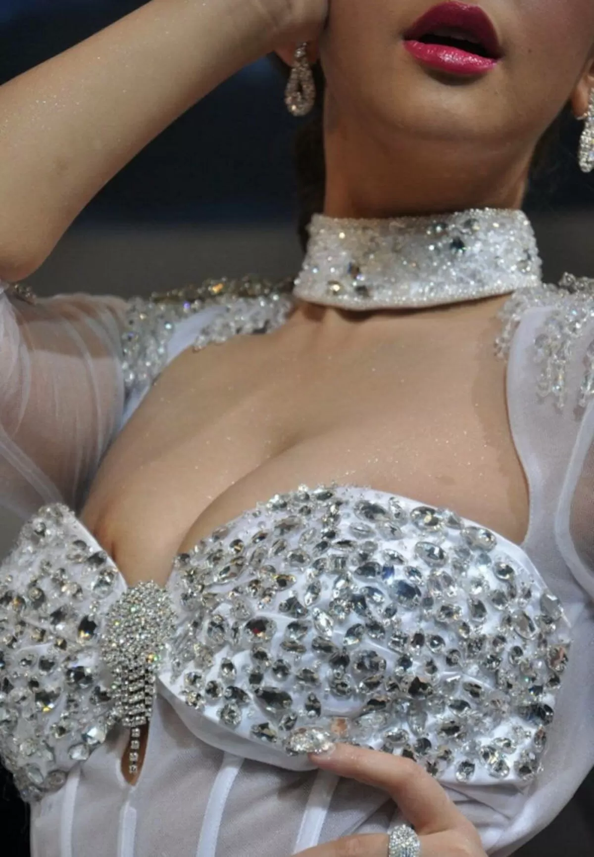 イベントに華を添えるキャンギャルたちのおっぱい046