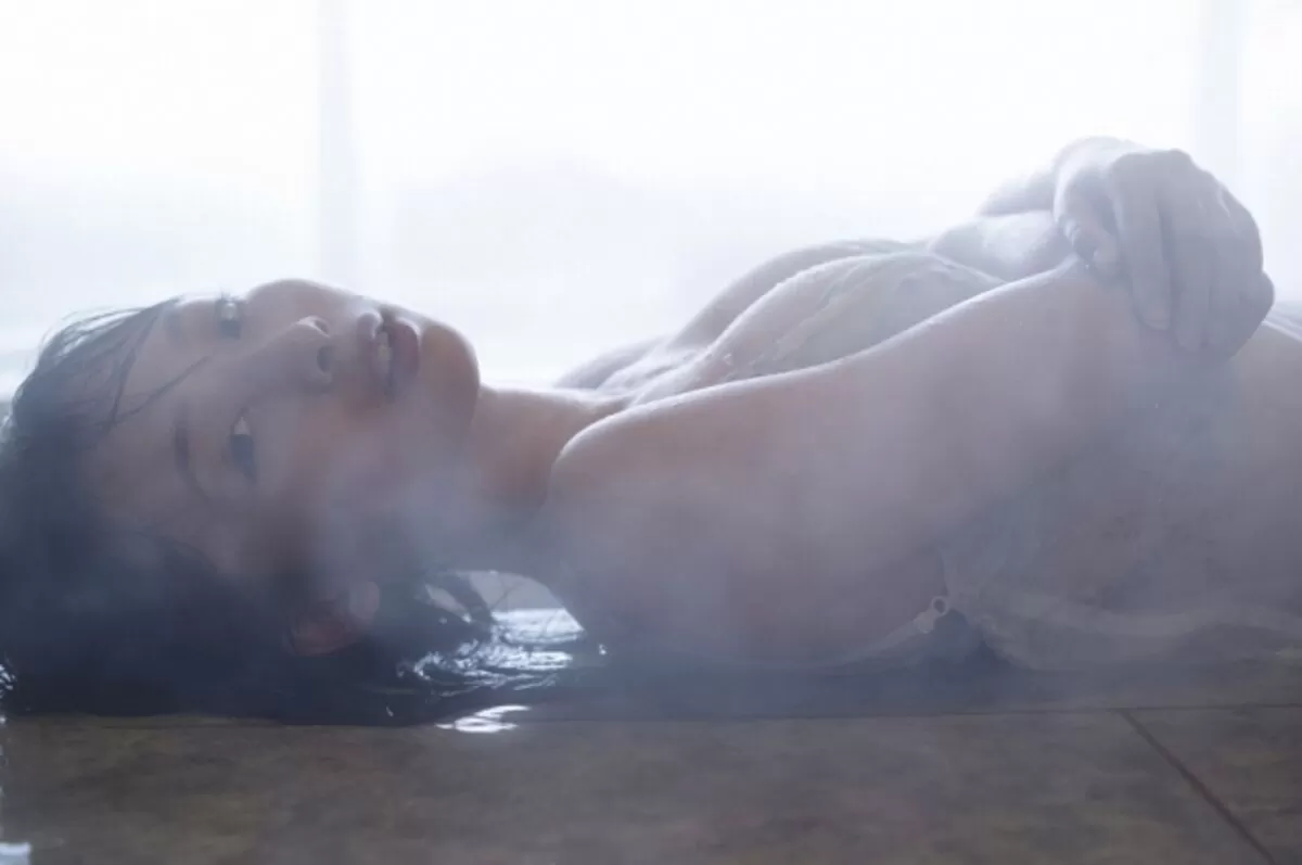 濡れた女って無条件でエロさが数段上がるとは思いませんか?【濡れグラビア画像】005