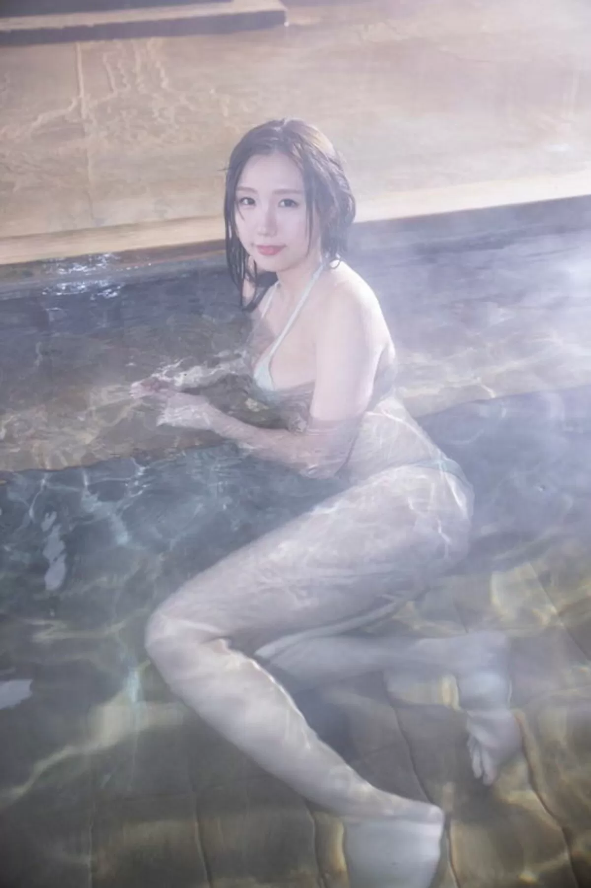 濡れた女って無条件でエロさが数段上がるとは思いませんか?【濡れグラビア画像】016