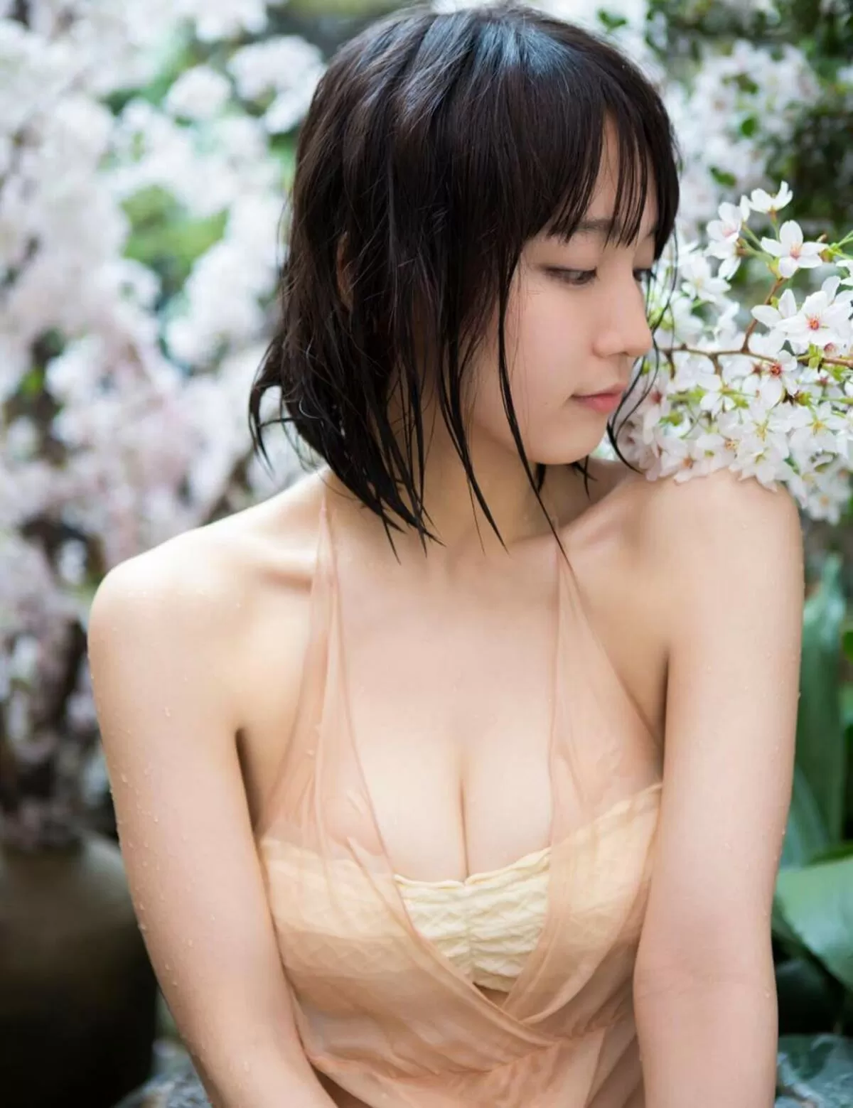 濡れた女って無条件でエロさが数段上がるとは思いませんか?【濡れグラビア画像】022