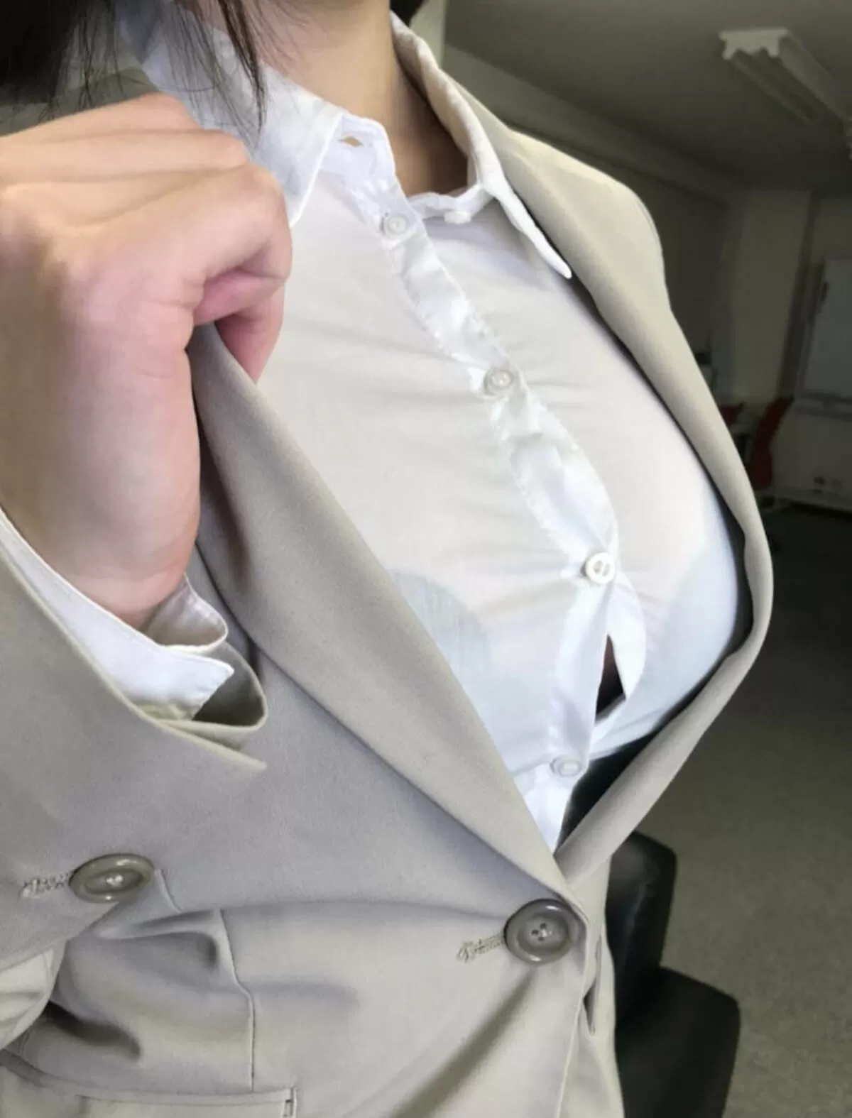 巨乳素人のスーツエロ画像015