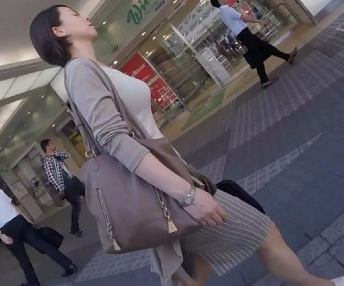 巨乳素人のスーツエロ画像071