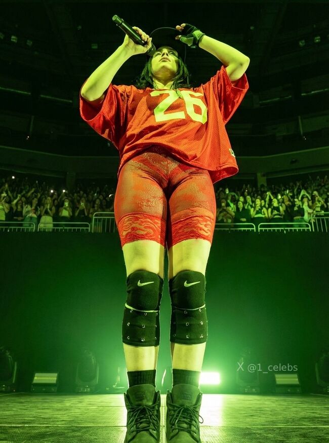 【画像+動画】ビリー・アイリッシュがワレメ食い込みエロ衣装でライブ！ネット民「食い込みすぎ」「ノーパンでライブとか変態なの？」と大炎上001