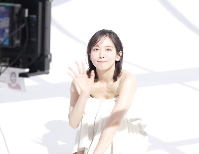 【画像】吉岡里帆が薄着でおっぱいの谷間をチラ見せ！003