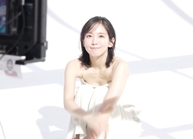 【画像】吉岡里帆が薄着でおっぱいの谷間をチラ見せ！004