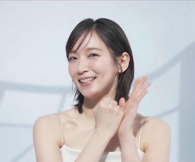 【画像】吉岡里帆が薄着でおっぱいの谷間をチラ見せ！005