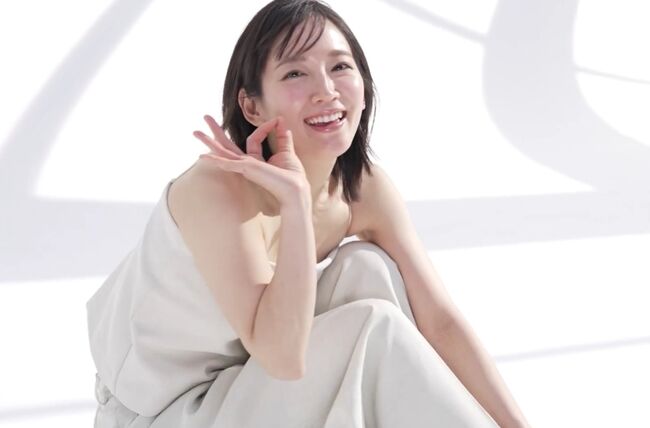 【画像】吉岡里帆が薄着でおっぱいの谷間をチラ見せ！007