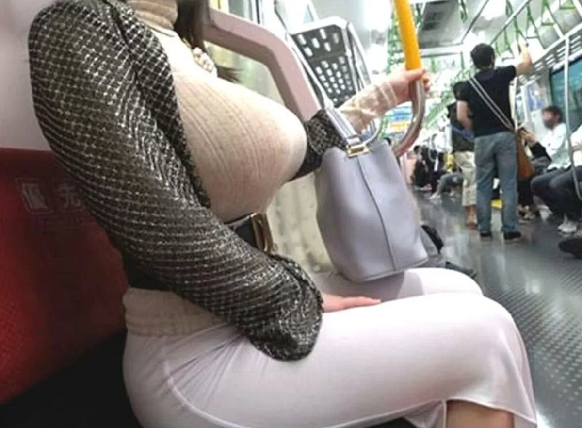 着衣爆乳のエロ画像017