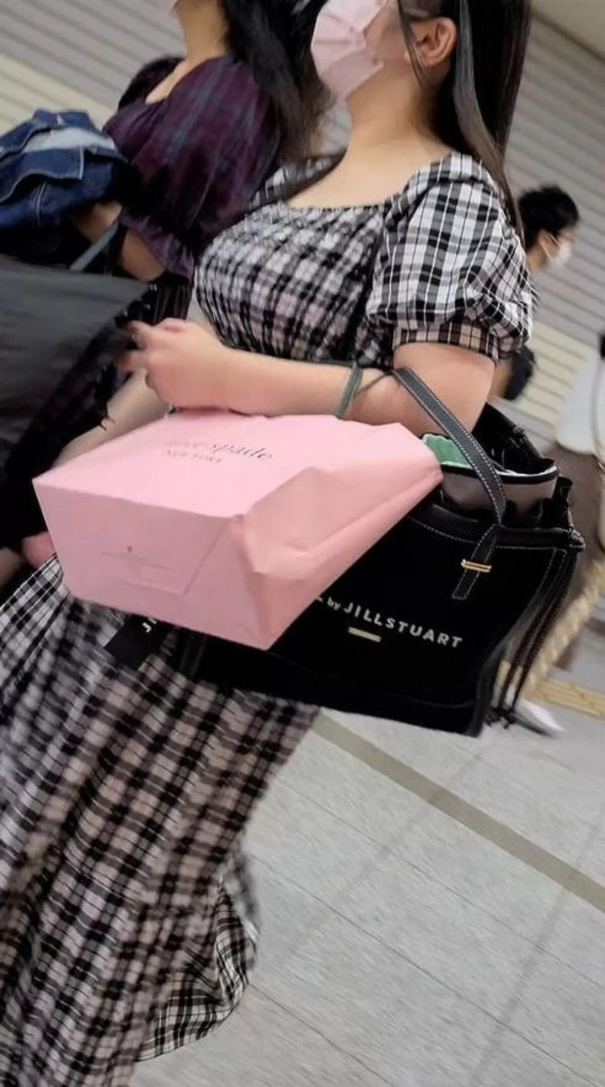 着衣爆乳のエロ画像036