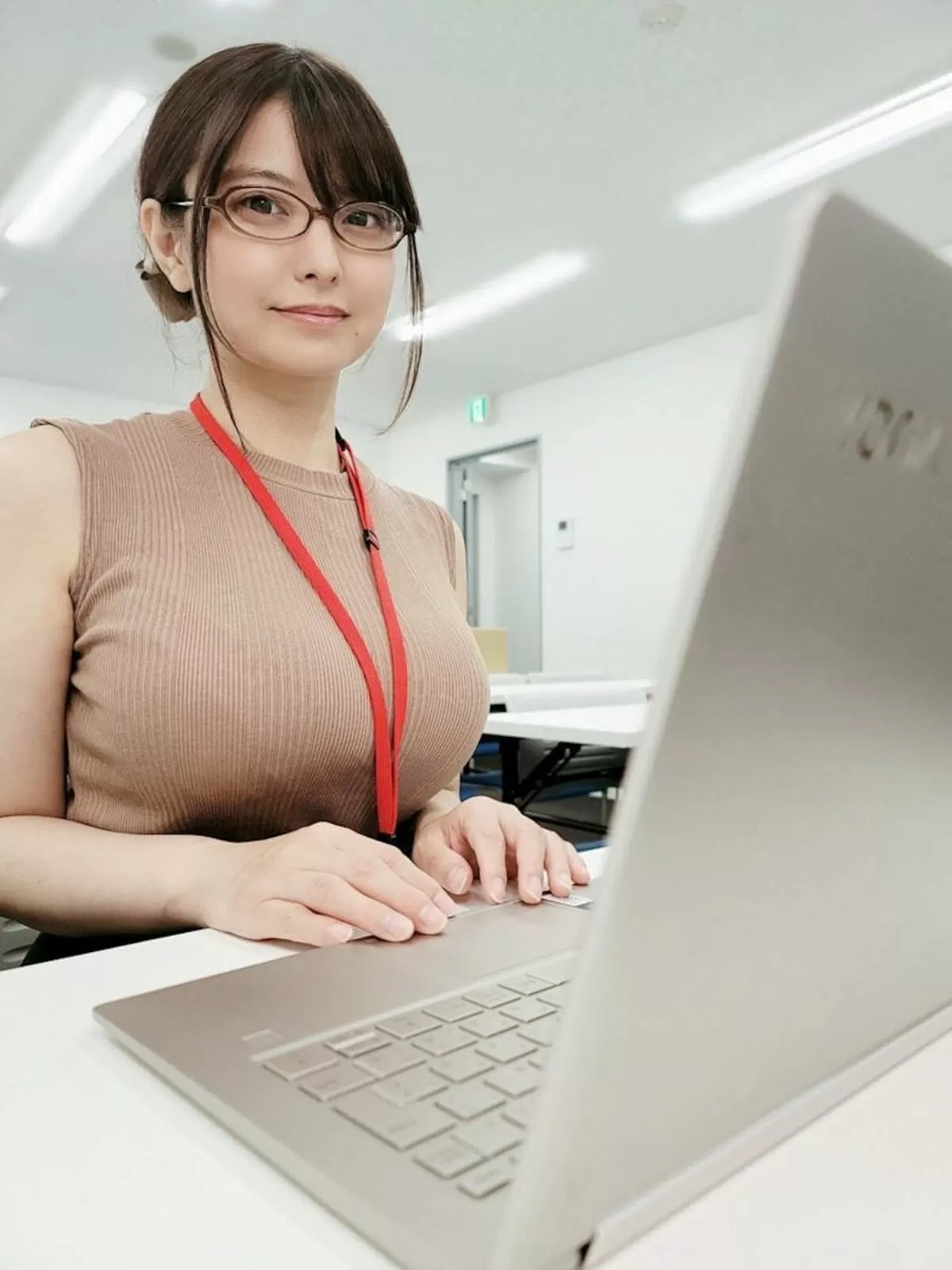 着衣爆乳のエロ画像054