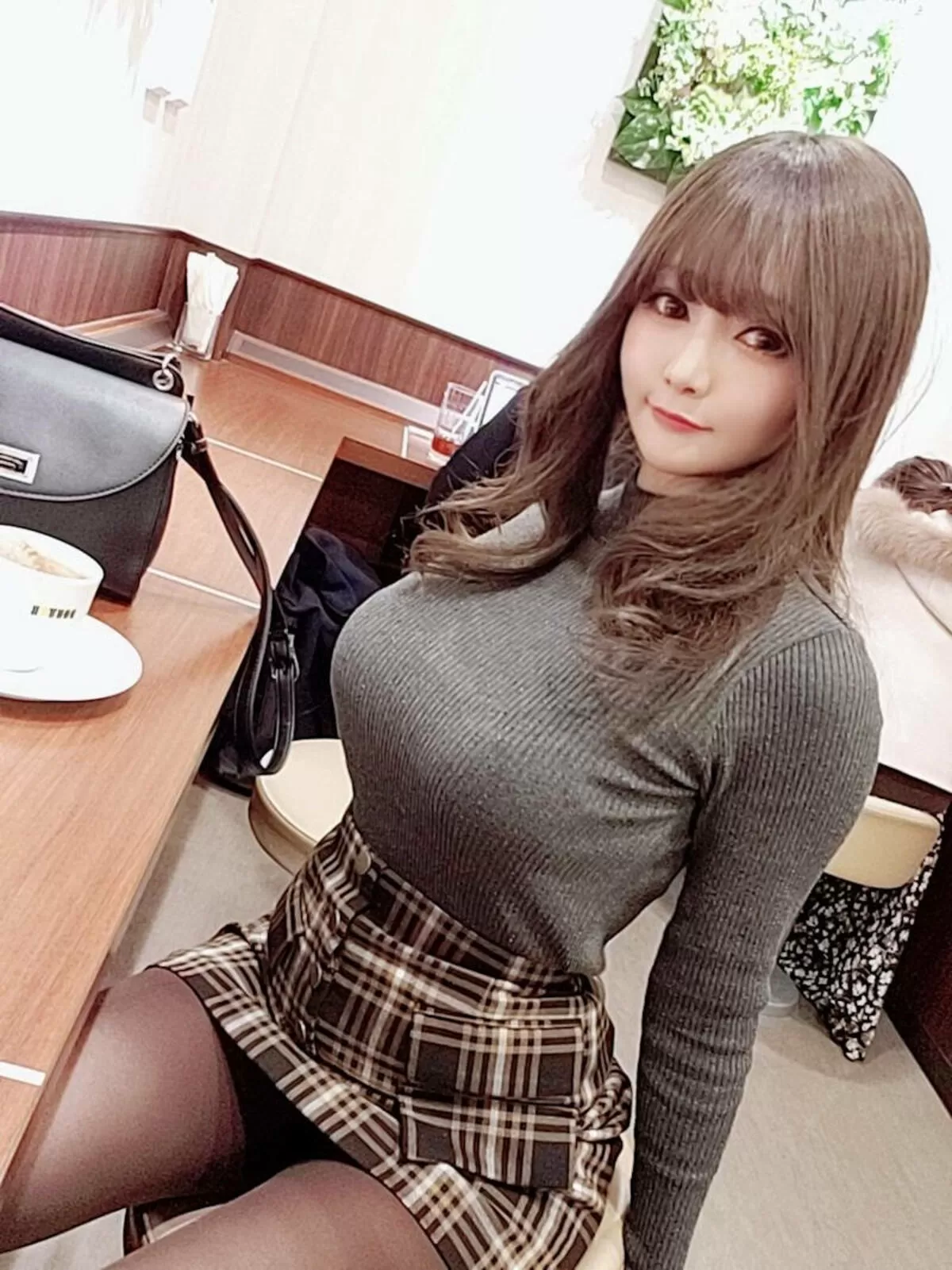 着衣爆乳のエロ画像136