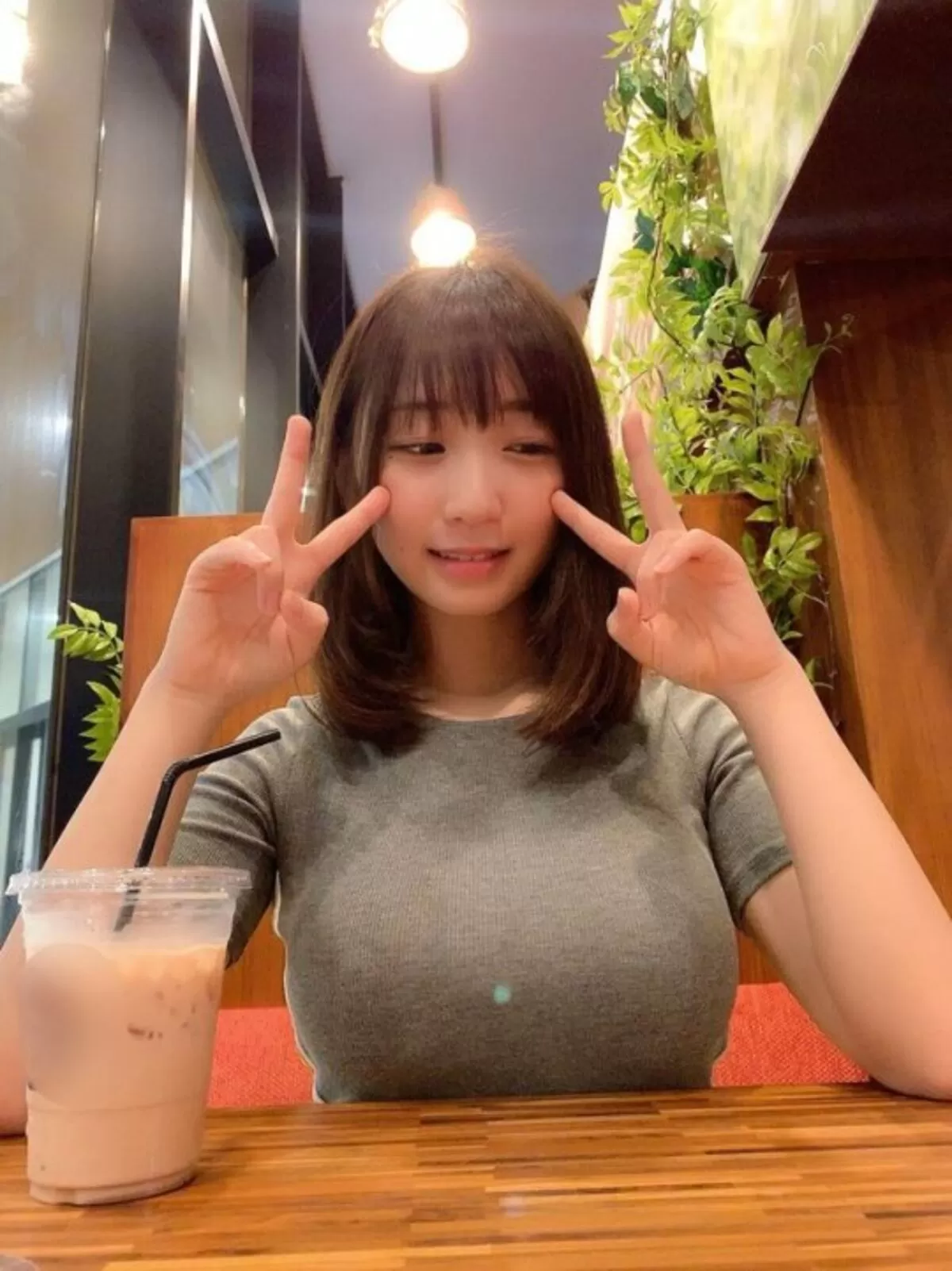 着衣爆乳のエロ画像148