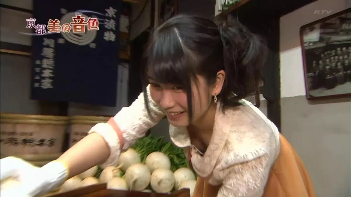 テレビ胸チラエロ画像038