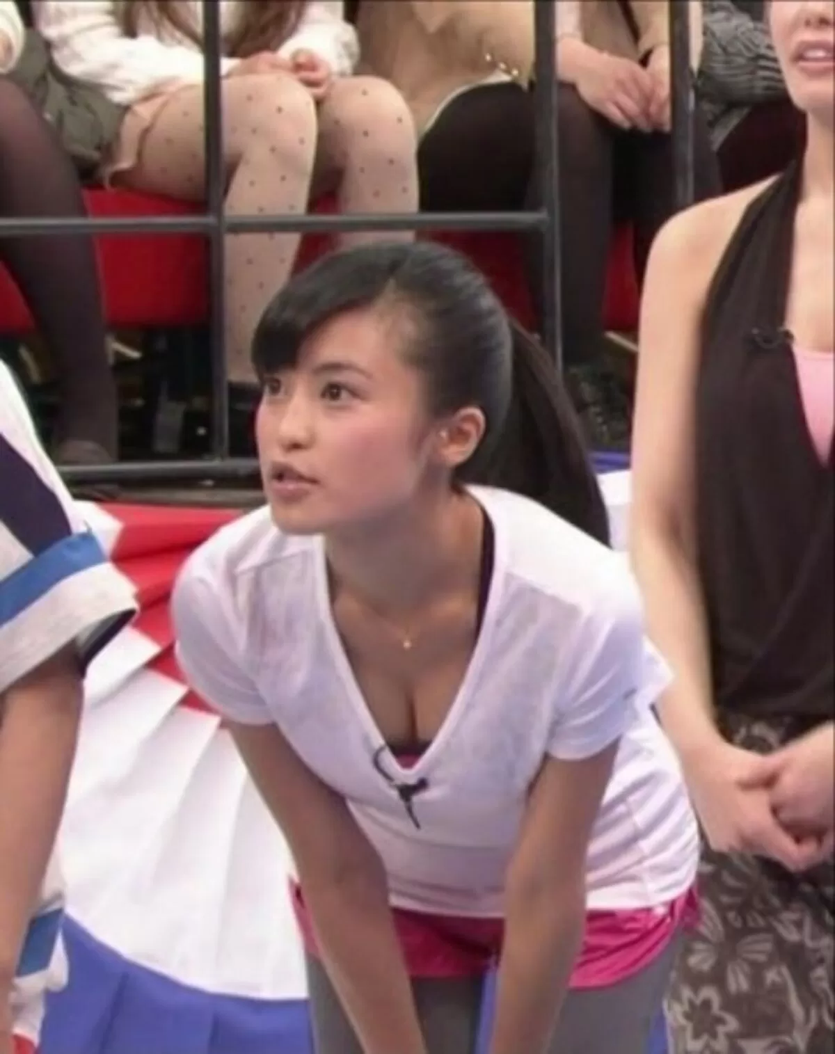 テレビ胸チラエロ画像049