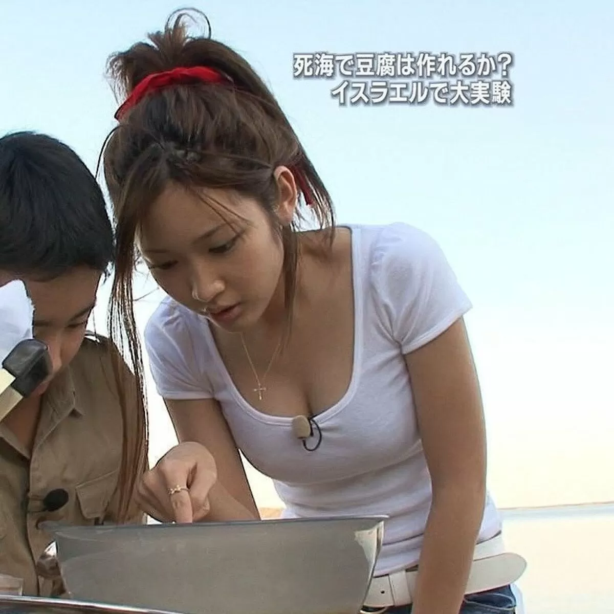 テレビ胸チラエロ画像063