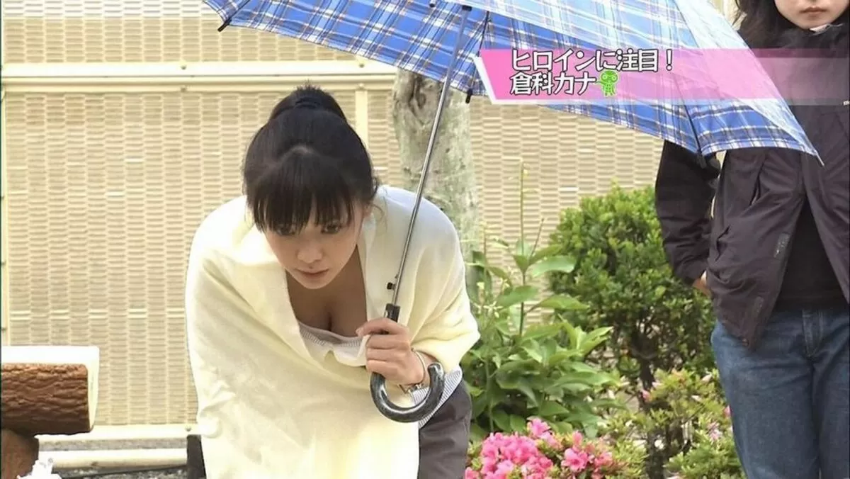 テレビ胸チラエロ画像079