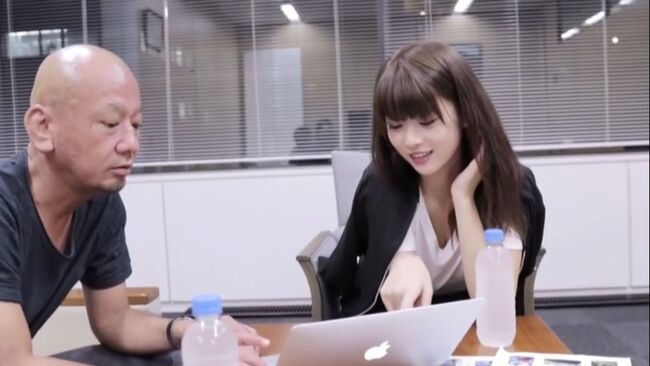 【画像】グラビアの打ち合わせがほぼAVみたいだと話題に！001