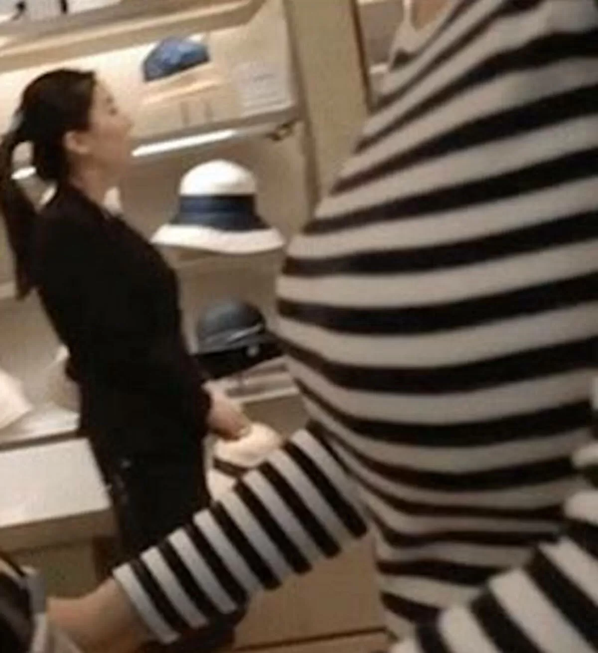 ボーダー柄の着衣おっぱいエロ画像41枚010