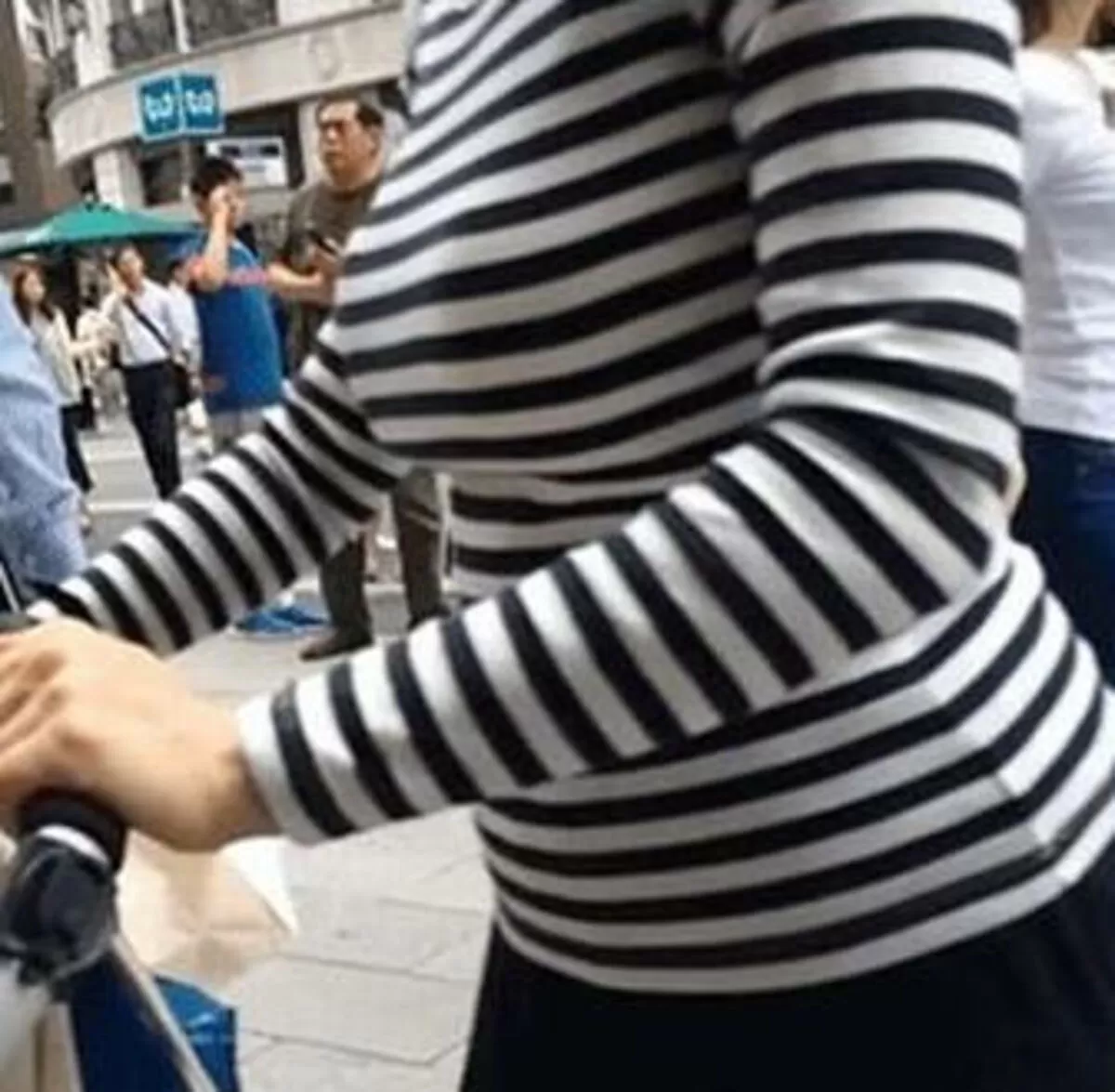 ボーダー柄の着衣おっぱいエロ画像41枚011