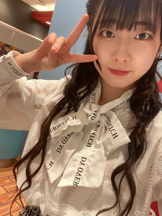 【画像】某地下アイドル、マン肉が見えてしまうレベルのエグい営業をさせられていた件002