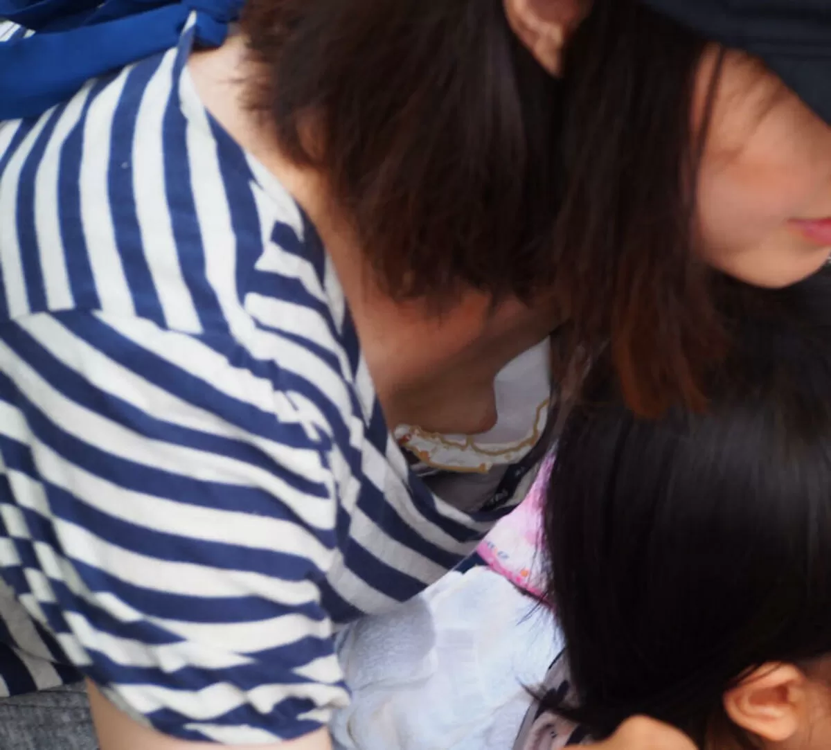 公園胸チラエロ画像001