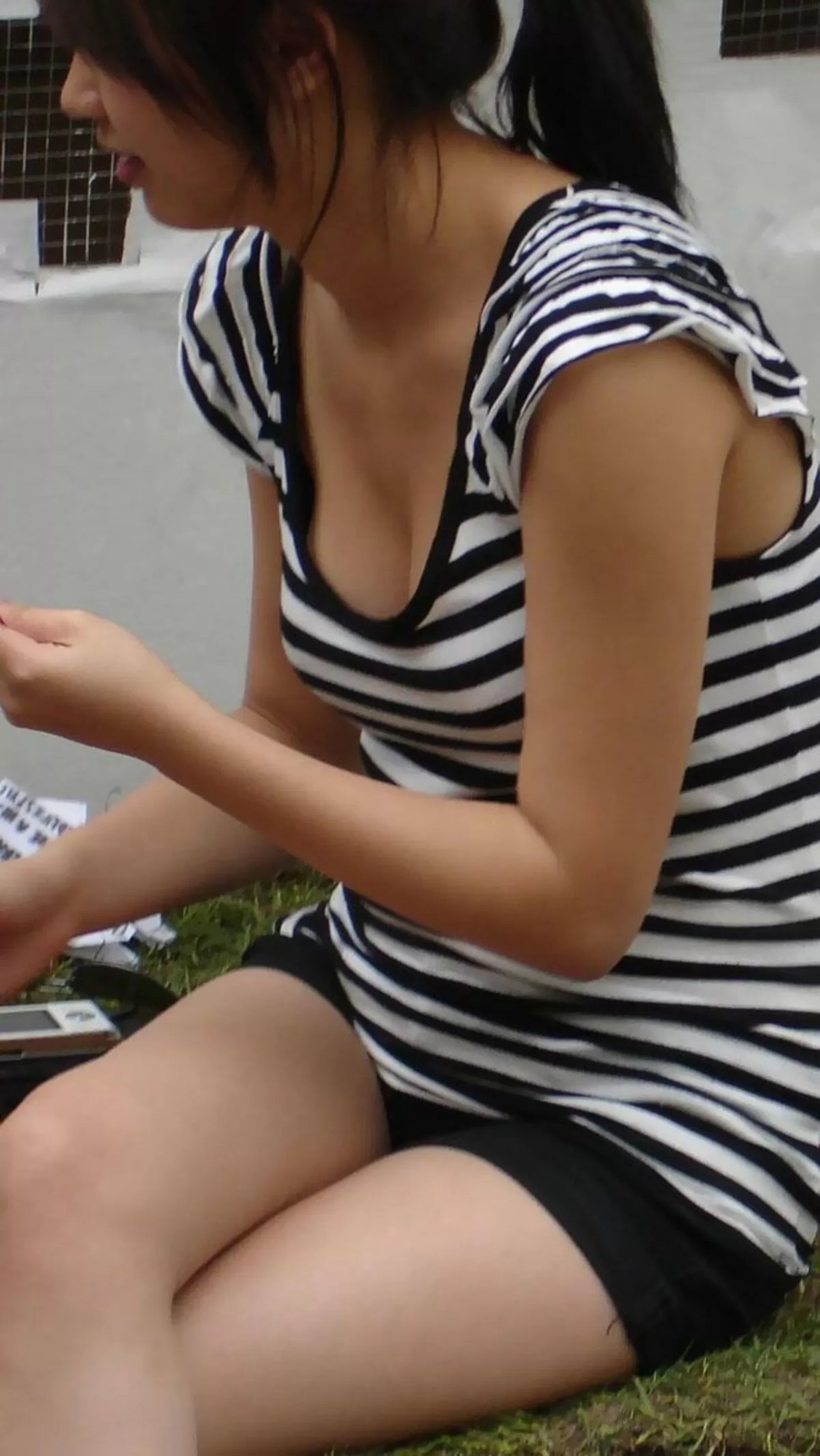 公園胸チラエロ画像003