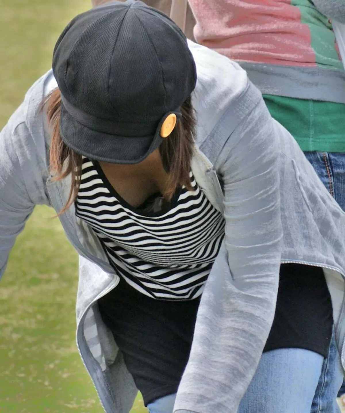 公園胸チラエロ画像005