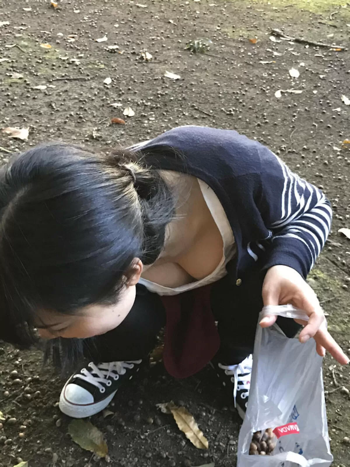 公園胸チラエロ画像007