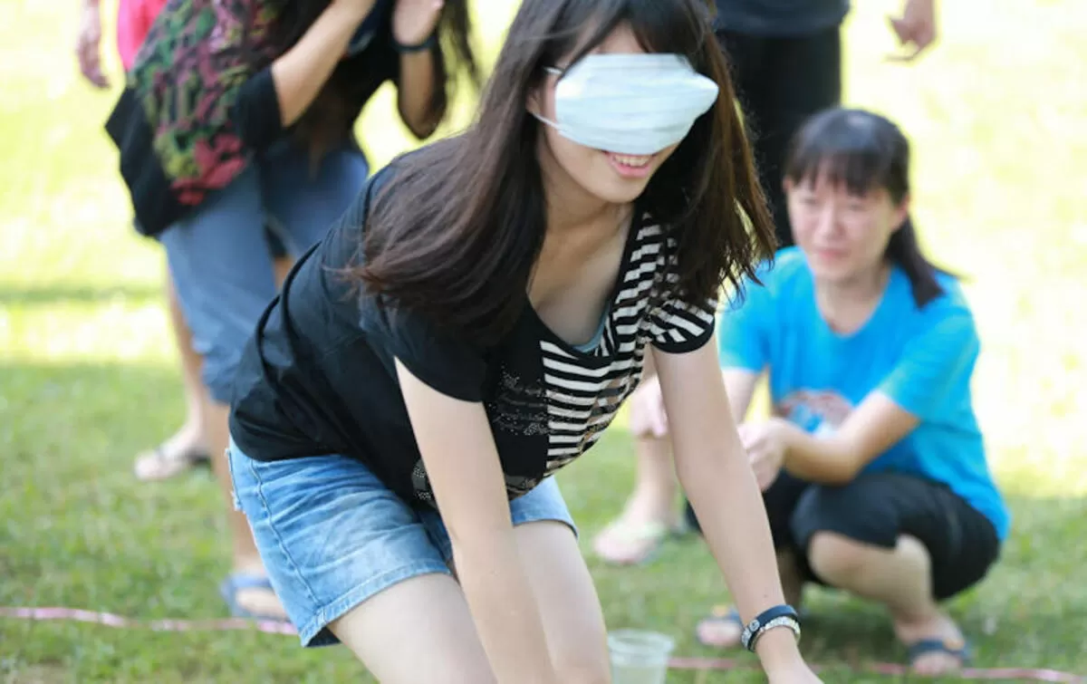 公園胸チラエロ画像008