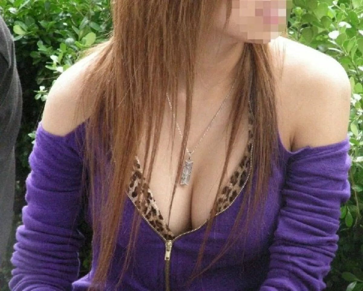 公園胸チラエロ画像013