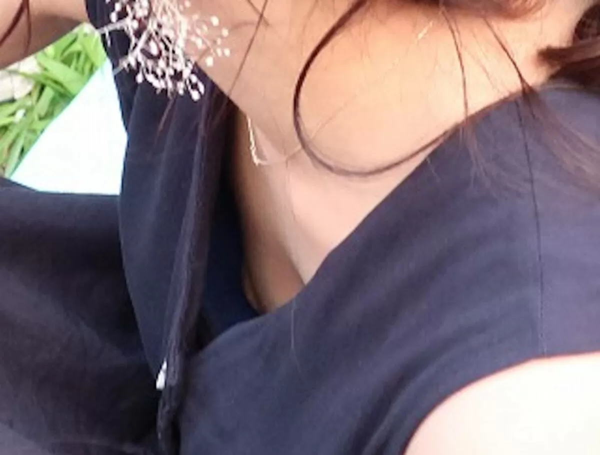 公園胸チラエロ画像014